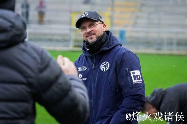 美因茨官宣主帅亨里克森离任,球队仅积6分排名靠后 美因茨官宣主帅亨里克森离任,球队仅积6分排名靠后